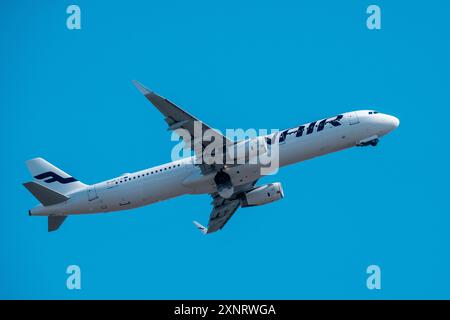 Helsinki / Finlandia - 26 LUGLIO 2024: Un Airbus A321, operato dalla compagnia di bandiera finlandese Finnair, decollo dall'aeroporto Helsinki-Vantaa. Foto Stock