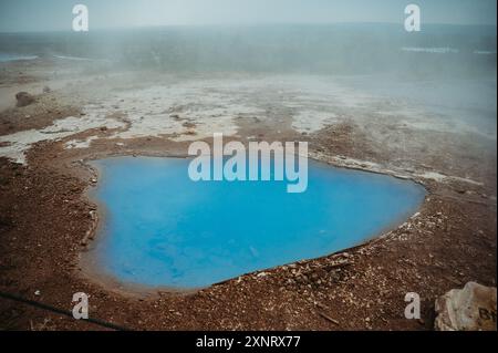 Stagno caldo blu geyser nel cerchio d'Oro, Islanda, paesaggio torreggiante Foto Stock