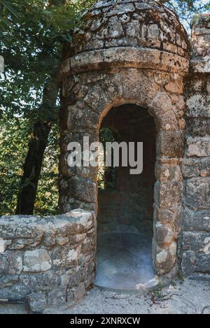 Antica torretta di pietra con tetto a cupola nella foresta di Sintra, Portogallo Foto Stock