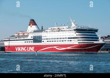 Helsinki / Finlandia - 25 LUGLIO 2024: MV Viking Cenerentola, operata da Viking Line, lascia il porto di Helsinki in una giornata estiva di sole. Foto Stock