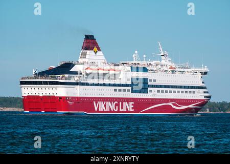 Helsinki / Finlandia - 25 LUGLIO 2024: MV Viking Cenerentola, operata da Viking Line, lascia il porto di Helsinki in una giornata estiva di sole. Foto Stock