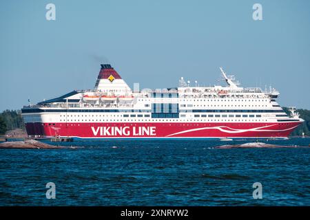 Helsinki / Finlandia - 25 LUGLIO 2024: MV Viking Cenerentola, operata da Viking Line, lascia il porto di Helsinki in una giornata estiva di sole. Foto Stock