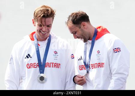 Ollie Wynne-Griffith e Tom George della Gran Bretagna ricevono la loro medaglia d'argento durante la cerimonia per la finale di canottaggio maschile allo Stadio Nautico Vaires-sur-Marne il settimo giorno dei Giochi Olimpici di Parigi 2024 in Francia. Data foto: Venerdì 2 agosto 2024. Foto Stock