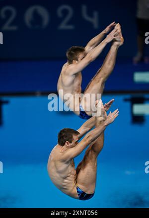 Saint Denis, Francia. 2 agosto 2024. Oleg Kolodiy/Danylo Konovalov dell'Ucraina gareggiano durante la finale di trampolino sincronizzato maschile di 3m di immersione ai Giochi Olimpici di Parigi 2024 a Saint Denis, vicino Parigi, Francia, 2 agosto 2024. Crediti: Wang Peng/Xinhua/Alamy Live News Foto Stock