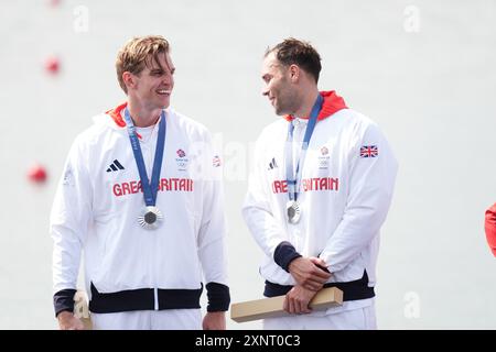 Ollie Wynne-Griffith e Tom George della Gran Bretagna ricevono la loro medaglia d'argento durante la cerimonia per la finale di canottaggio maschile allo Stadio Nautico Vaires-sur-Marne il settimo giorno dei Giochi Olimpici di Parigi 2024 in Francia. Data foto: Venerdì 2 agosto 2024. Foto Stock