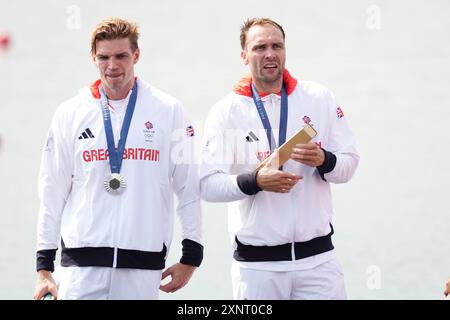 Ollie Wynne-Griffith e Tom George della Gran Bretagna ricevono la loro medaglia d'argento durante la cerimonia per la finale di canottaggio maschile allo Stadio Nautico Vaires-sur-Marne il settimo giorno dei Giochi Olimpici di Parigi 2024 in Francia. Data foto: Venerdì 2 agosto 2024. Foto Stock