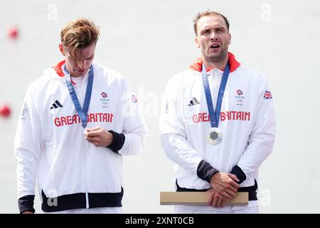 Ollie Wynne-Griffith e Tom George della Gran Bretagna ricevono la loro medaglia d'argento durante la cerimonia per la finale di canottaggio maschile allo Stadio Nautico Vaires-sur-Marne il settimo giorno dei Giochi Olimpici di Parigi 2024 in Francia. Data foto: Venerdì 2 agosto 2024. Foto Stock