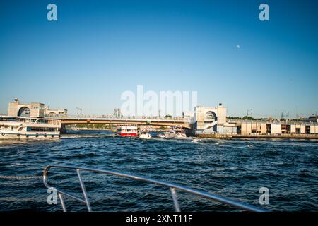 Una vista accattivante dello storico Ponte Galata di Istanbul, con yacht ormeggiati in primo piano, che mostrano la miscela di moderna attività marittima a. Foto Stock