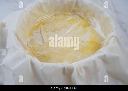 Cottura della torta greca con spinaci e salmone in pasta fillo Foto Stock