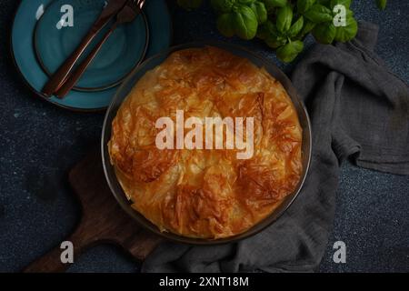 Torta greca con spinaci e salmone in pasta fillo Foto Stock