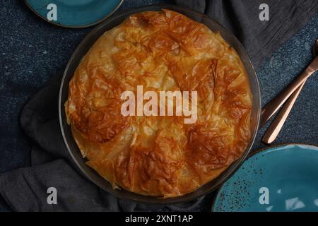 Torta greca con spinaci e salmone in pasta fillo Foto Stock