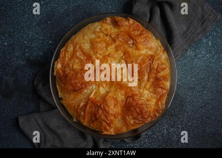 Torta greca con spinaci e salmone in pasta fillo Foto Stock