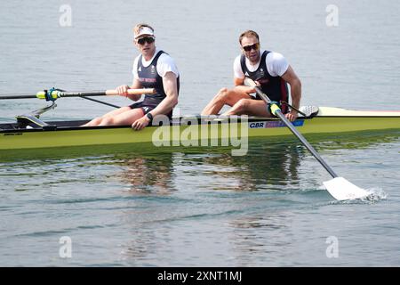 Ollie Wynne-Griffith e Tom George React della Gran Bretagna dopo aver vinto l'argento nella finale della coppia maschile di canottaggio allo Stadio Nautico Vaires-sur-Marne il settimo giorno dei Giochi Olimpici di Parigi del 2024 in Francia. Data foto: Venerdì 2 agosto 2024. Foto Stock