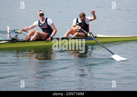 Ollie Wynne-Griffith e Tom George React della Gran Bretagna dopo aver vinto l'argento nella finale della coppia maschile di canottaggio allo Stadio Nautico Vaires-sur-Marne il settimo giorno dei Giochi Olimpici di Parigi del 2024 in Francia. Data foto: Venerdì 2 agosto 2024. Foto Stock