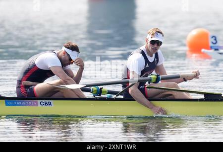 Ollie Wynne-Griffith e Tom George React della Gran Bretagna dopo aver vinto l'argento nella finale della coppia maschile di canottaggio allo Stadio Nautico Vaires-sur-Marne il settimo giorno dei Giochi Olimpici di Parigi del 2024 in Francia. Data foto: Venerdì 2 agosto 2024. Foto Stock