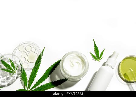 Foglie di canapa e prodotti cosmetici, olio di cbd in bottiglia e capsule, crema viso e siero isolati su sfondo bianco, spazio copia, banner. Bip Foto Stock