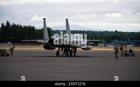 Un F-15 Eagle appartenente al 144th Fighter Wing della California Air National Guard si trova sulla linea di volo alla Portland Air National Guard base, Oregon Foto Stock