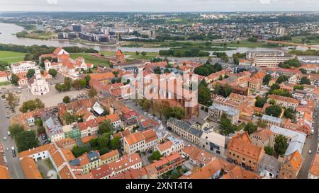 Una vista aerea della basilica della cattedrale di Kaunas nella città vecchia di Kaunas, Lituania Foto Stock