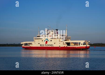 Southampton Regno Unito 28 luglio 2024 - traghetto Red Funnel che collega Southampton all'Isola di Wight di Cowes. Servizio di trasporto pubblico. Traghetto passeggeri in movimento Foto Stock