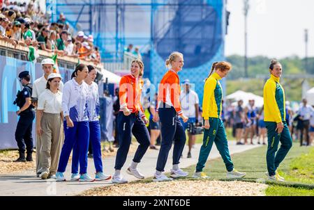 PARIGI - Veronique Meester e Ymkje Clevering si dirigono verso la cerimonia della medaglia durante le due finali (f) al torneo olimpico di canottaggio durante i giochi estivi nella capitale francese. ANP IRIS VAN DEN BROEK credito: ANP/Alamy Live News Foto Stock