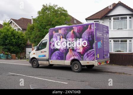 Southampton, Inghilterra, 3 luglio 2024 - pulmino di consegna Ocado parcheggiato in una strada residenziale. Servizio di consegna a domicilio di generi alimentari Foto Stock