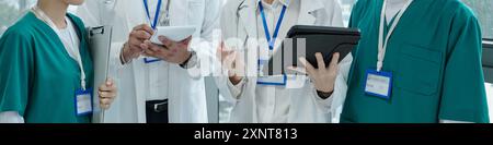 Medici che lavorano in squadra in ospedale Foto Stock