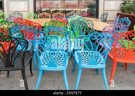 Tavoli del ristorante all'aperto, sedie colorate. Foto Stock