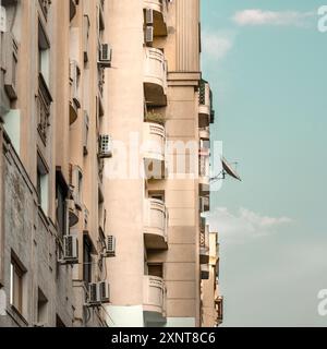 Casa residenziale urbana. Architettura modernista in cemento. Immobili residenziali. Antenna satellitare sul balcone Foto Stock