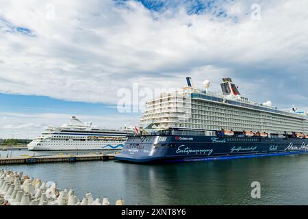 TALLINN, ESTONIA - 12 AGOSTO 2023: Navi da crociera attraccate nel porto di Tallinn. Nave da crociera Avitak, ex AidaVita e 'Mein Schiff 4' di TUI Cruises r Foto Stock