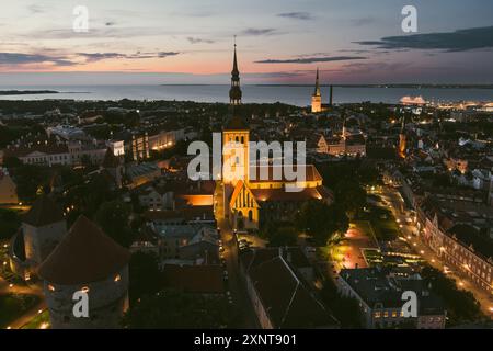 Iconica vista aerea dello skyline della città vecchia di Tallinn nella notte d'estate. St. Olaf's, St. Michael's Chiese, Cattedrale Alexander Nevsky, mura difensive, Rooft Foto Stock