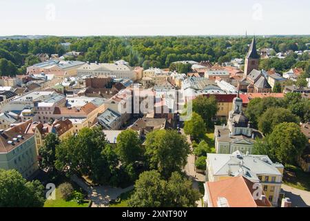 Vista aerea delle strade medievali della città vecchia di Tartu. Capitale europea della cultura per il 2024. Foto Stock