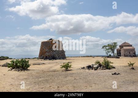 Nuraghe e la Chiesa di Santa Sabina nell'isola di Sardegna Foto Stock