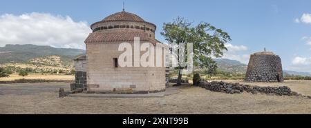 Panorama della Chiesa di Santa Sabina e Nuraghe in Sardegna Foto Stock