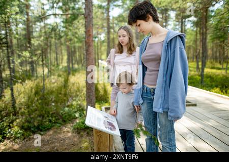 Bambini che esplorano Viru Bog, una delle paludi più famose situata nel Parco Nazionale di Lahemaa, Estonia. L'esclusivo ecosistema delle zone umide supporta diverse zone selvagge Foto Stock