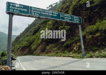 Aug2nd2024, Uttarakhand India. Cartello con la scritta in alto su un'autostrada nazionale nel distretto di Rudraprayag, Uttarakhand, India, che guida i viaggiatori attraverso la sce Foto Stock