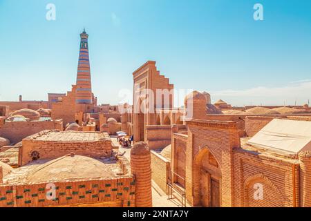 Minareto Islam Khoja all'alba. Sito patrimonio culturale dell'UNESCO. Itchan Kala, centro della città di Khiva, Uzbekistan - 17 luglio 2024. Foto Stock