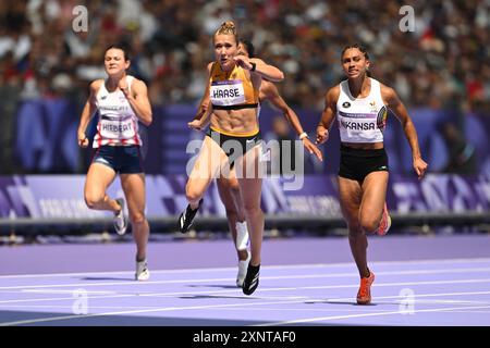 Saint Denis, Francia. 2 agosto 2024. Olimpiadi, Parigi 2024, Atletica, Stade de France, competizione preliminare, 100 m, donne, manches preliminari, Rebekka Haase dalla Germania (M), Xenia Hiebert dal Paraguay (l) e Delphine Nkansa dal Belgio in azione. Crediti: Sven Hoppe/dpa/Alamy Live News Foto Stock