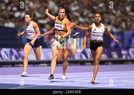 Saint Denis, Francia. 2 agosto 2024. Olimpiadi, Parigi 2024, Atletica, Stade de France, competizione preliminare, 100 m, donne, manches preliminari, Rebekka Haase dalla Germania (M), Xenia Hiebert dal Paraguay (l) e Delphine Nkansa dal Belgio in azione. Crediti: Sven Hoppe/dpa/Alamy Live News Foto Stock