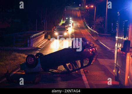 Neusalza-Spremberg - Fahrer verliert Kontrolle: PKW überschlagen 24.07.2024, gegen 21:30 Uhr Neusalza-Spremberg, B96 Fotograf: LausitzNews.de/ Philipp Grohmann einem Verkehrsunfall kam es am späten Mittwochabend a Neusalza-Spremberg. Ersten Informationen zufolge befuhr der Fahrer eines PKW Suzuki Swift die B96 aus Oppach kommend a Fahrtrichtung Ebersbach-Neugersdorf. Ausgangs einer Linkskurve, kurz nach dem Ortseingang a Neusalza-Spremberg, verlor er offenbar aus bislang unklarer Ursache die Kontrolle über sein Fahrzeug. Der Suzuki fuhr über die Gegenfahrbahn und kam nach links von der Stra Foto Stock