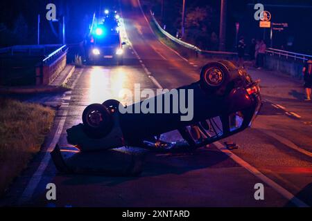 Neusalza-Spremberg - Fahrer verliert Kontrolle: PKW überschlagen 24.07.2024, gegen 21:30 Uhr Neusalza-Spremberg, B96 Fotograf: LausitzNews.de/ Philipp Grohmann einem Verkehrsunfall kam es am späten Mittwochabend a Neusalza-Spremberg. Ersten Informationen zufolge befuhr der Fahrer eines PKW Suzuki Swift die B96 aus Oppach kommend a Fahrtrichtung Ebersbach-Neugersdorf. Ausgangs einer Linkskurve, kurz nach dem Ortseingang a Neusalza-Spremberg, verlor er offenbar aus bislang unklarer Ursache die Kontrolle über sein Fahrzeug. Der Suzuki fuhr über die Gegenfahrbahn und kam nach links von der Stra Foto Stock