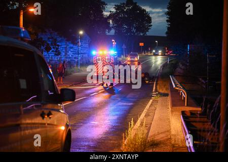 Neusalza-Spremberg - Fahrer verliert Kontrolle: PKW überschlagen 24.07.2024, gegen 21:30 Uhr Neusalza-Spremberg, B96 Fotograf: LausitzNews.de/ Philipp Grohmann einem Verkehrsunfall kam es am späten Mittwochabend a Neusalza-Spremberg. Ersten Informationen zufolge befuhr der Fahrer eines PKW Suzuki Swift die B96 aus Oppach kommend a Fahrtrichtung Ebersbach-Neugersdorf. Ausgangs einer Linkskurve, kurz nach dem Ortseingang a Neusalza-Spremberg, verlor er offenbar aus bislang unklarer Ursache die Kontrolle über sein Fahrzeug. Der Suzuki fuhr über die Gegenfahrbahn und kam nach links von der Stra Foto Stock