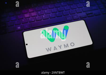 Paraguay. 2 agosto 2024. In questa immagine, il logo Waymo viene visualizzato sullo schermo di uno smartphone. (Foto di Jaque Silva/SOPA Images/Sipa USA) *** esclusivamente per notizie editoriali *** credito: SIPA USA/Alamy Live News Foto Stock