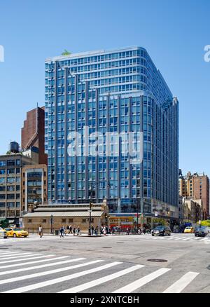 The Corner, in West 72nd Street e Broadway, è un cubo di vetro blu a 16 piani, terrazzato in cima, residenziale sopra una base commerciale a due piani. Foto Stock