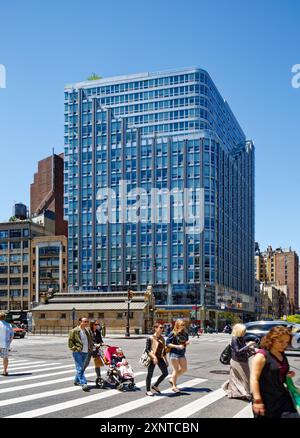 The Corner, in West 72nd Street e Broadway, è un cubo di vetro blu a 16 piani, terrazzato in cima, residenziale sopra una base commerciale a due piani. Foto Stock