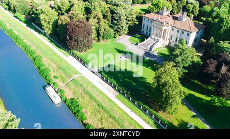 Vista dall'alto dell'antica villa Giovanelli, giardino e chiatta sul canale Brenta dall'alto, crociera in famiglia in barca, Padova (Padova) i Foto Stock