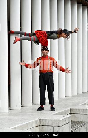 Edimburgo, Scozia, Regno Unito. 2 agosto 2024. Edinburgh Fringe: OH OH una performance senza parole, una combinazione di acrobazie, umorismo e slapstick. In posa fuori dall'edificio informatico dell'Università di Edimburgo. Mostra al sottoscocca, George Square, Venue 300 dal 2 agosto Crediti: Craig Brown/Alamy Live News Foto Stock