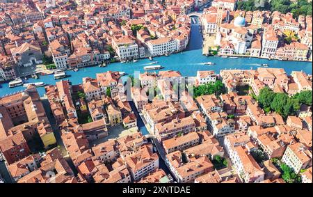 Il Canal grande della città di Venezia e ospita vedute aeree con droni, il paesaggio urbano dell'isola di Venezia e la laguna veneziana dall'alto, Italia Foto Stock