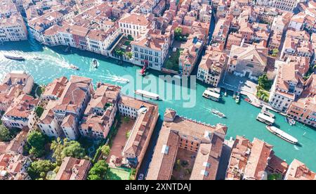 Il Canal grande della città di Venezia e ospita vedute aeree con droni, il paesaggio urbano dell'isola di Venezia e la laguna veneziana dall'alto, Italia Foto Stock