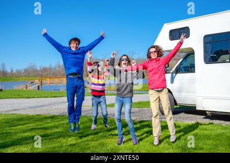 Vacanze in famiglia, viaggi in camper con bambini, genitori felici con bambini si divertono in viaggio in camper, camper all'esterno Foto Stock