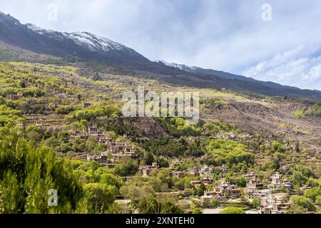 Il villaggio tibetano di Danba Jiaju è stato classificato come il villaggio più bello della Cina con centinaia di case in stile tibetano costruite lungo le montagne fertili Foto Stock